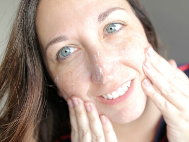 huong-dan-su-dung-sua-rua-mat-olay-3 Sữa Rửa Mặt Olay Regenerating Cream Facial Cleanser - 5 fl oz (150ml)
