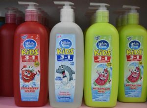 dau-goi-dau-tre-em-3-trong-1-cua-my-vua-tam-goi-vua-can-bang-do-am-cho-da-1490937551-1-2177849-1490937551-300x220 dau-goi-dau-tre-em-3-trong-1-cua-my-vua-tam-goi-vua-can-bang-do-am-cho-da-1490937551-1-2177849-1490937551